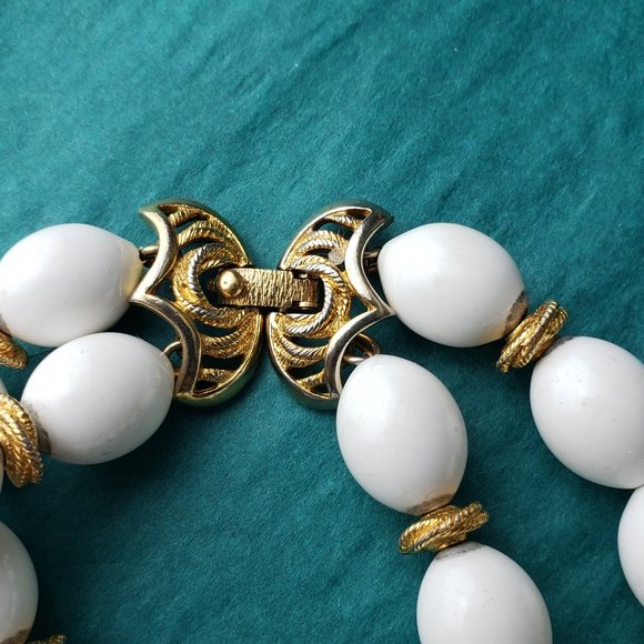 2/15$ Vintage Monet white beads and gold tone bracelet - Picture 2 of 5